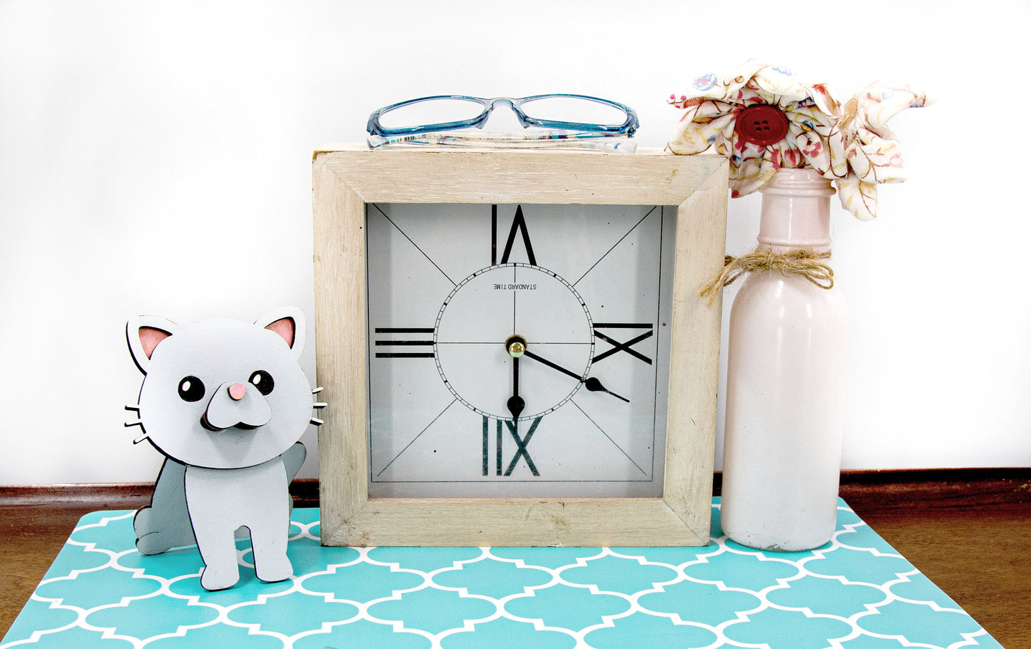 Custom-painted wooden cat glasses holder shaped like a sitting cat with eyeglasses resting on its nose. Available in black, white, orange, gray, tabby, Siamese, tuxedo, or painted from your cat's photo with optional name personalization.