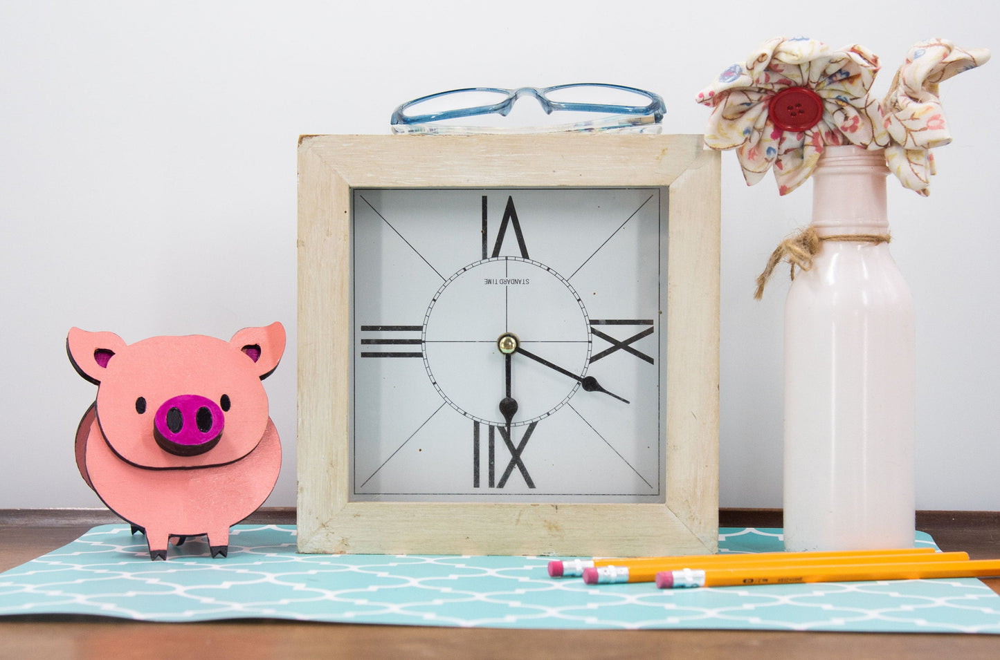Custom pig decor and glasses holder - Eyeglasses stand