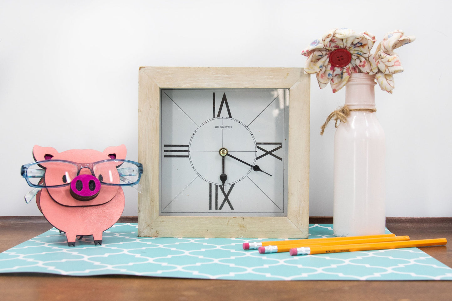 Custom pig decor and glasses holder - Eyeglasses stand