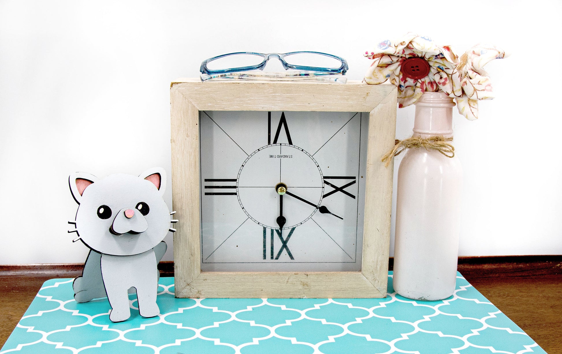 Custom-painted wooden cat glasses holder shaped like a sitting cat with eyeglasses resting on its nose. Available in black, white, orange, gray, tabby, Siamese, tuxedo, or painted from your cat's photo with optional name personalization.