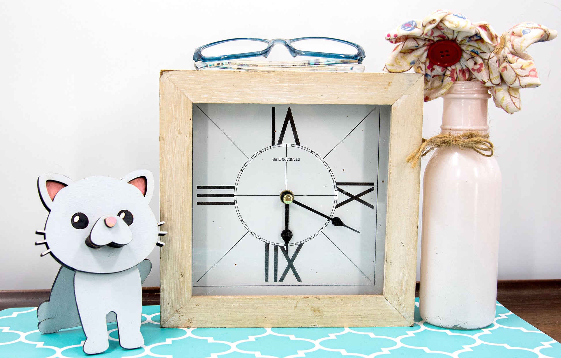 Custom-painted wooden cat glasses holder shaped like a sitting cat with eyeglasses resting on its nose. Available in black, white, orange, gray, tabby, Siamese, tuxedo, or painted from your cat's photo with optional name personalization.