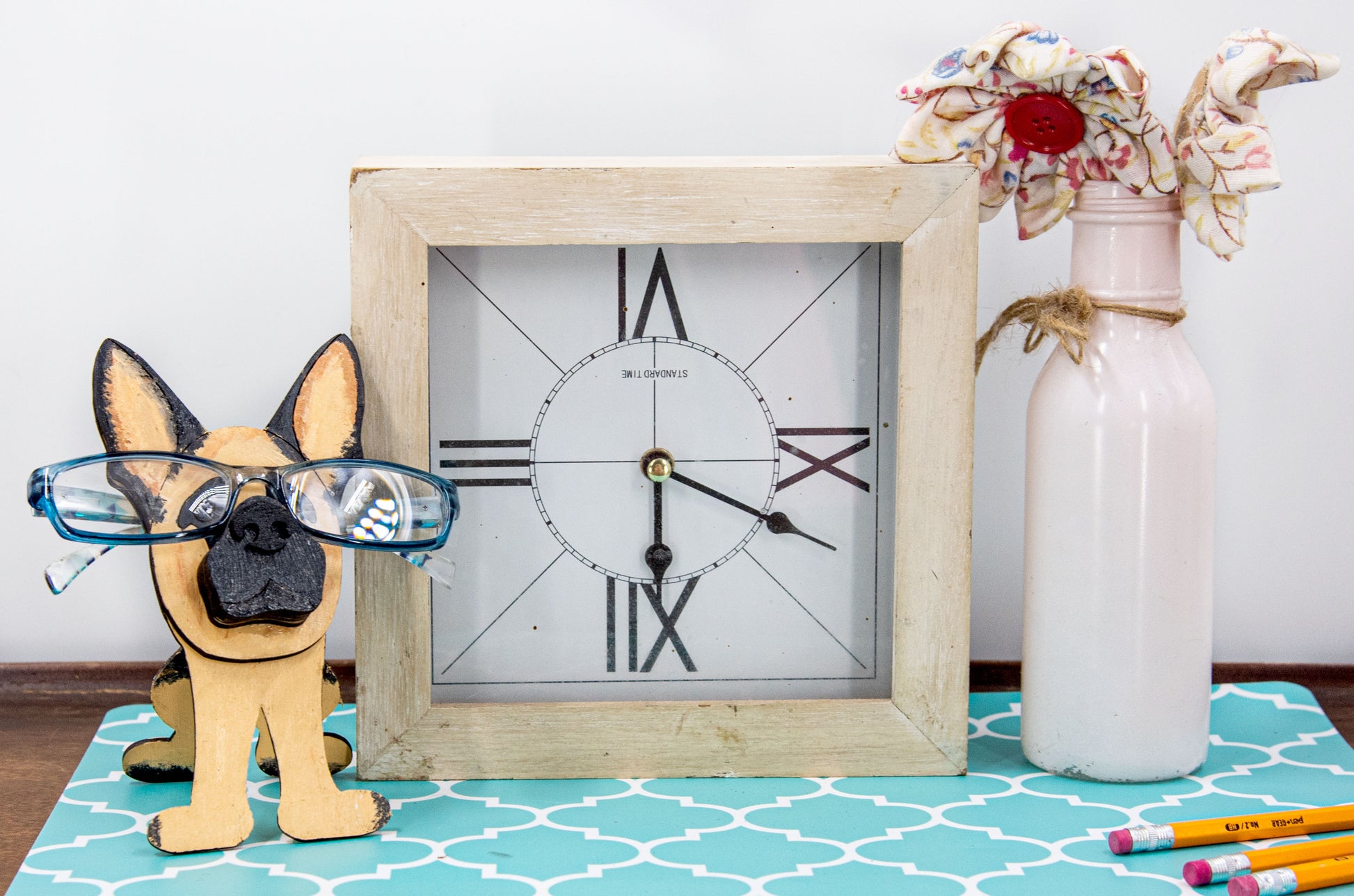 Handmade wooden German Shepherd glasses holder, crafted with carved facial details and a secure snout-shaped rest for eyeglasses. Finished in rustic paint tones with optional personalization, this dog-shaped stand is both a charming gift and a functional decor piece for pet lovers, especially German Shepherd owners. Ideal for desks, nightstands, or entry tables.