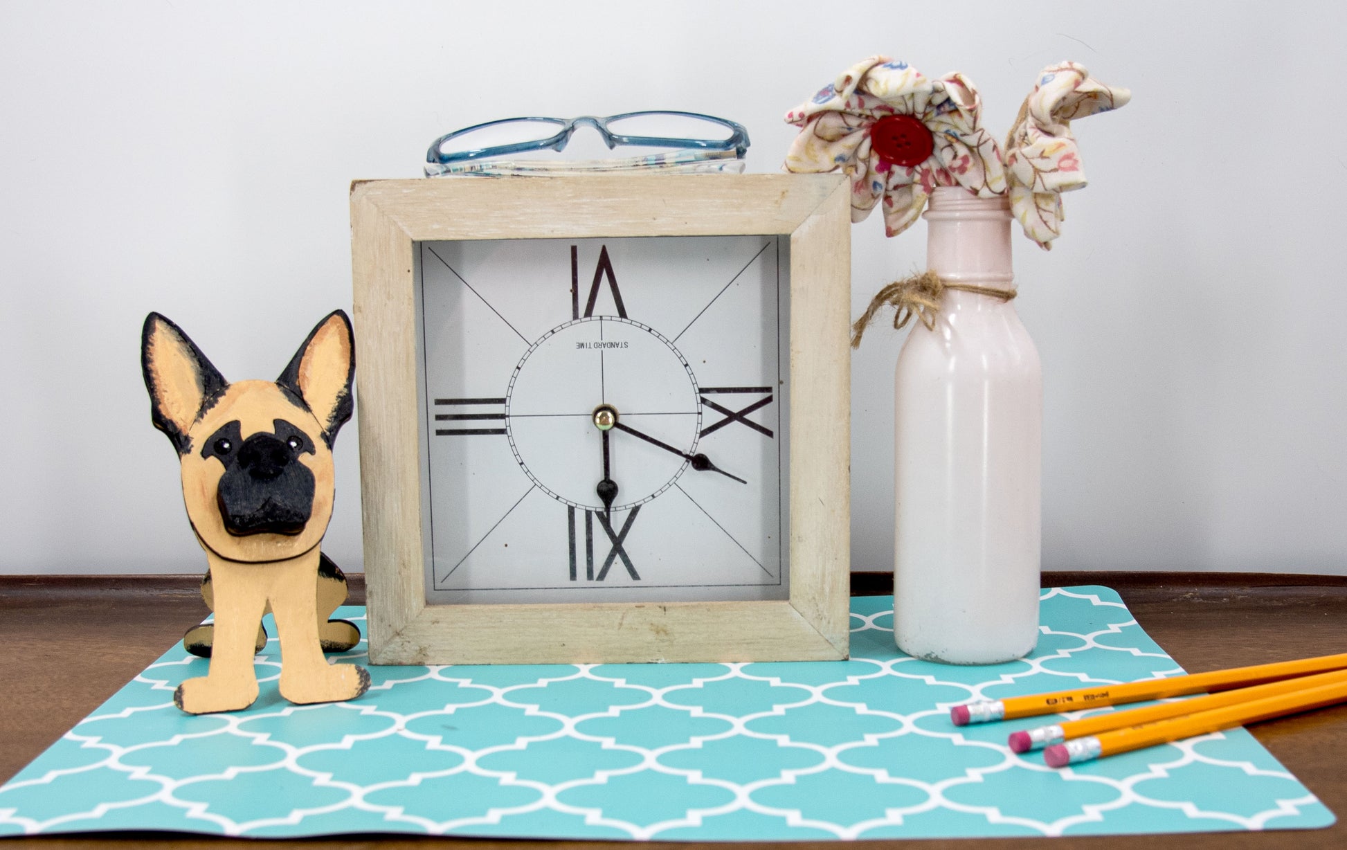 Handmade wooden German Shepherd glasses holder, crafted with carved facial details and a secure snout-shaped rest for eyeglasses. Finished in rustic paint tones with optional personalization, this dog-shaped stand is both a charming gift and a functional decor piece for pet lovers, especially German Shepherd owners. Ideal for desks, nightstands, or entry tables.