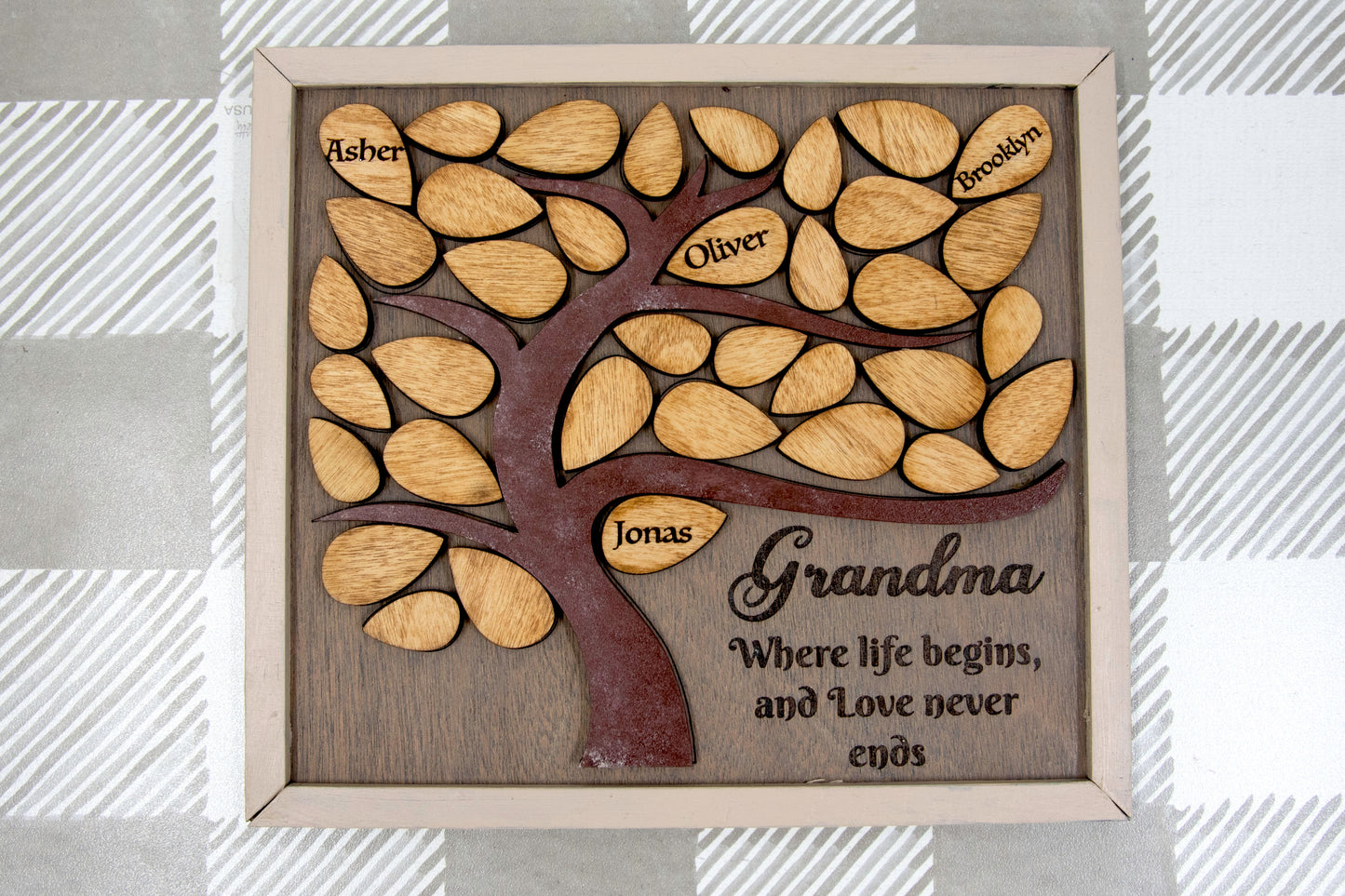 Personalized Wooden Family Tree Wall Art with Engraved Leaves – Custom Names Gift for Mom or Grandma