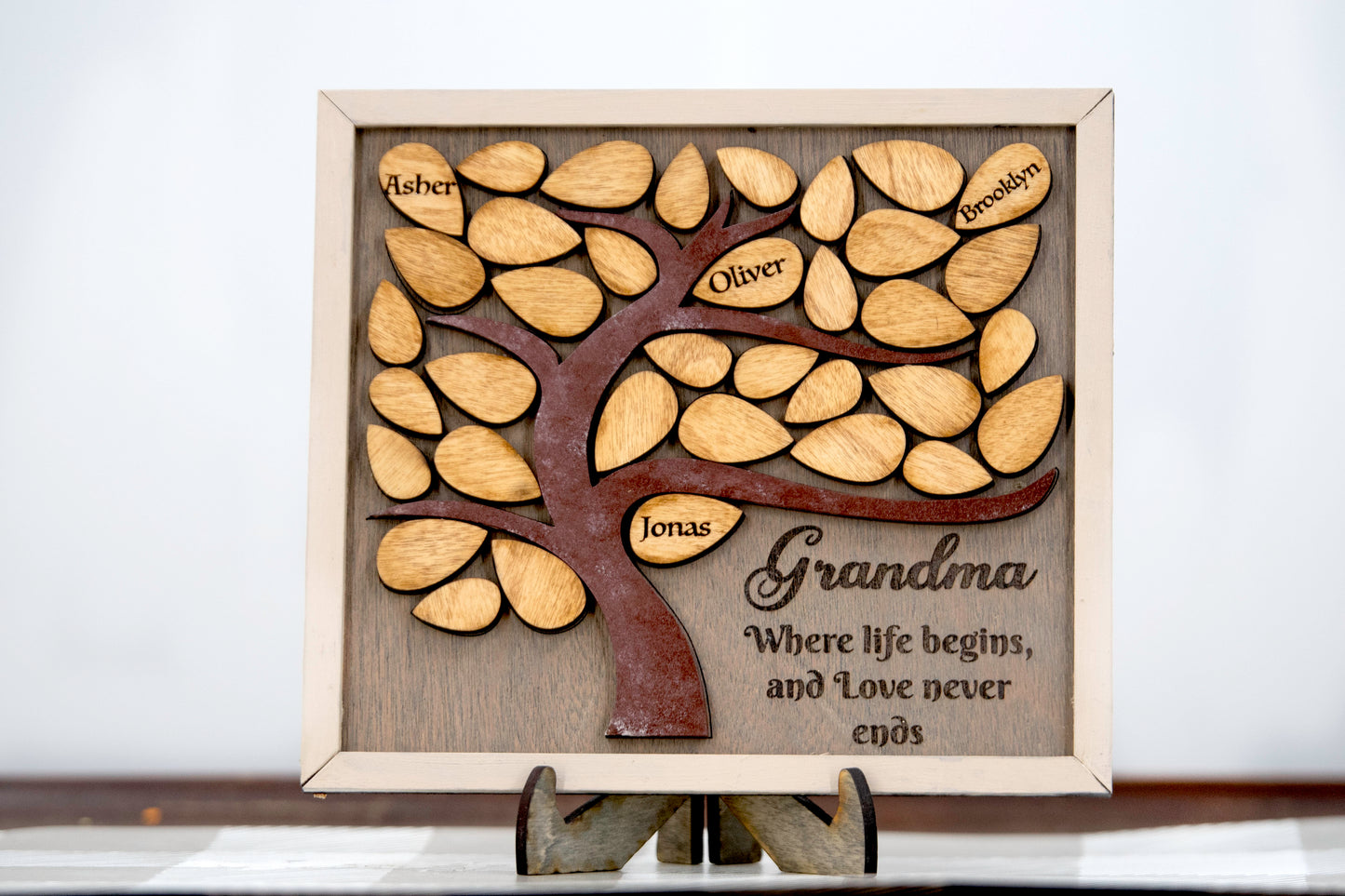 Personalized Wooden Family Tree Wall Art with Engraved Leaves – Custom Names Gift for Mom or Grandma