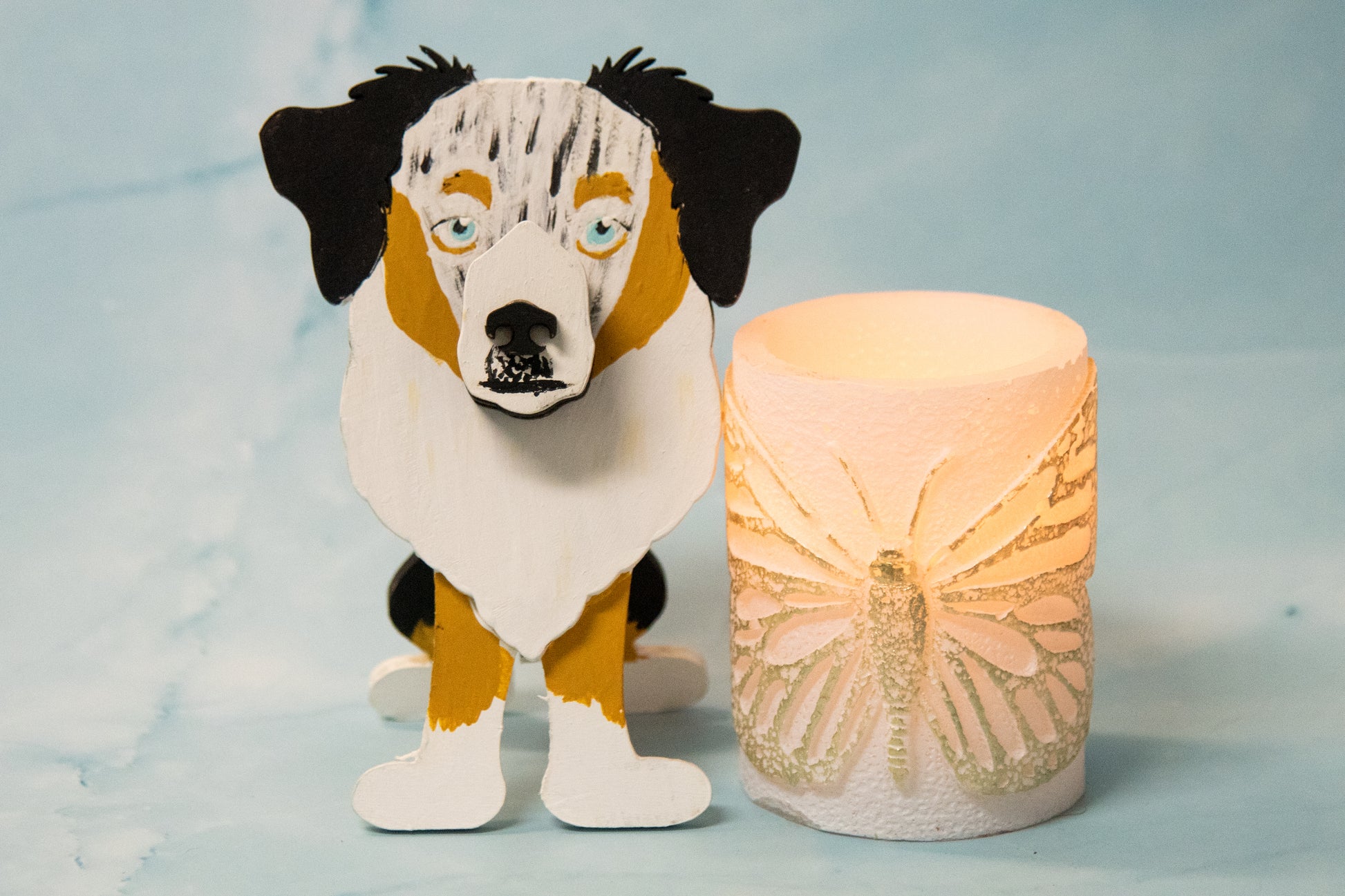 Hand-painted Australian Shepherd eyeglass holder in a sitting dog shape, available in Blue Merle, Red Merle, Black Tri, or custom colors with realistic details, designed to hold glasses on the snout. Cute and functional dog lover gift, hand-crafted and great for desks or nightstands.