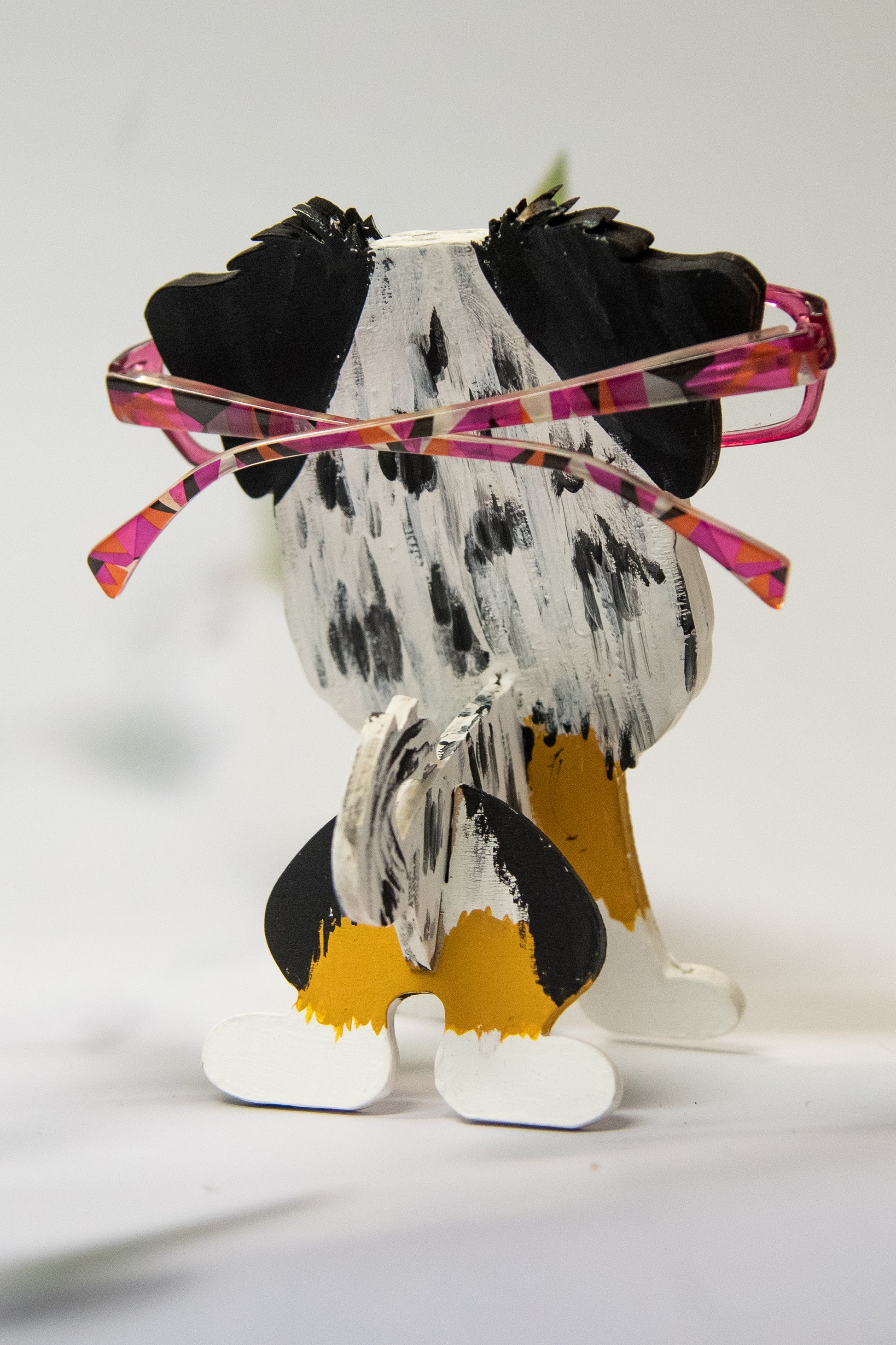 Hand-painted Australian Shepherd eyeglass holder in a sitting dog shape, available in Blue Merle, Red Merle, Black Tri, or custom colors with realistic details, designed to hold glasses on the snout. Cute and functional dog lover gift, hand-crafted and great for desks or nightstands.