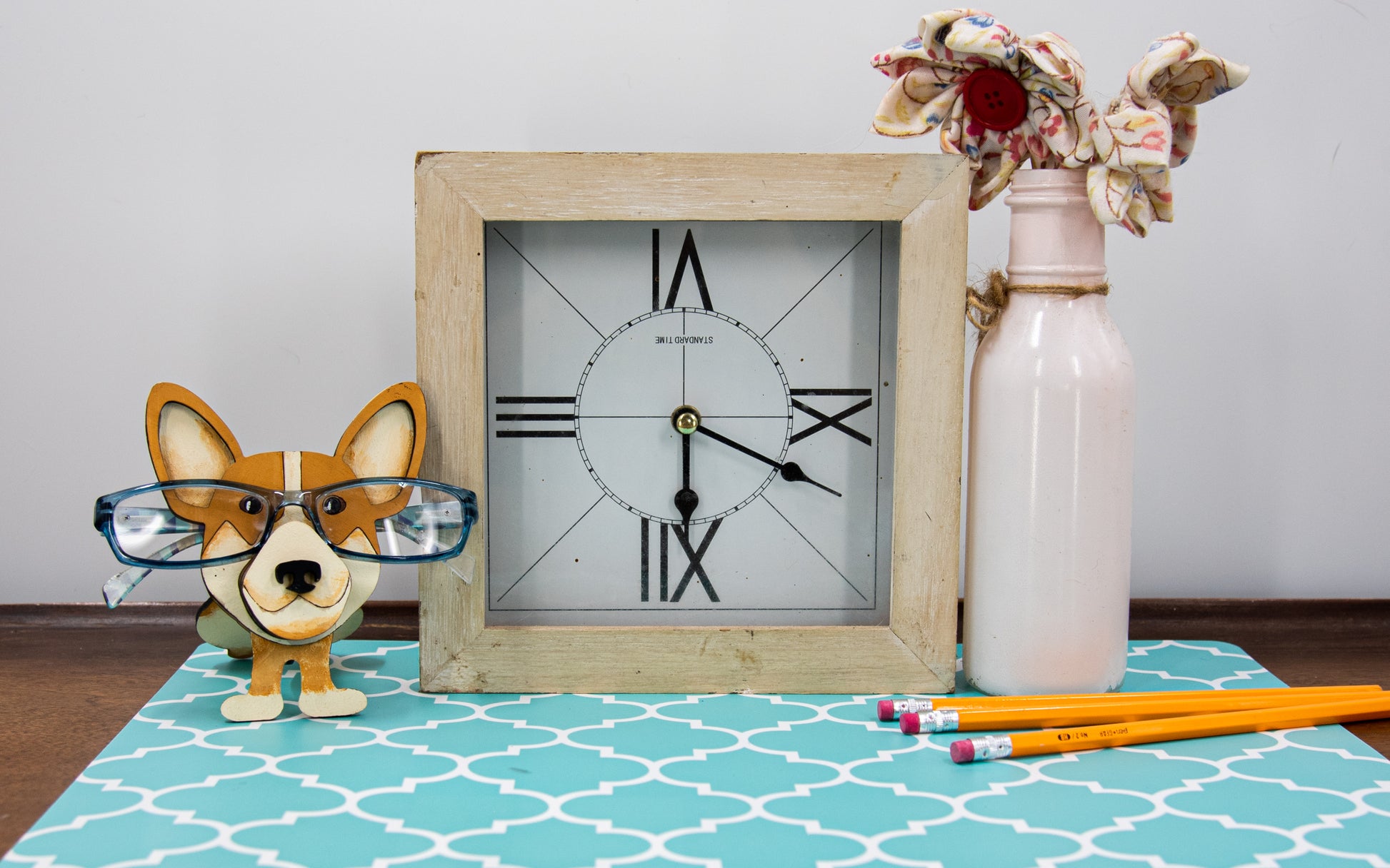 DIY paint-your-own wooden Corgi dog glasses holder kit, designed as a whimsical craft project and practical eyeglass organizer. Includes pre-cut wooden Corgi stand, ready for painting in Pembroke, Cardigan, or custom dog colors. Perfect for dog lovers, creative gift ideas, and pet-themed decor that keeps your glasses safe in adorable style.