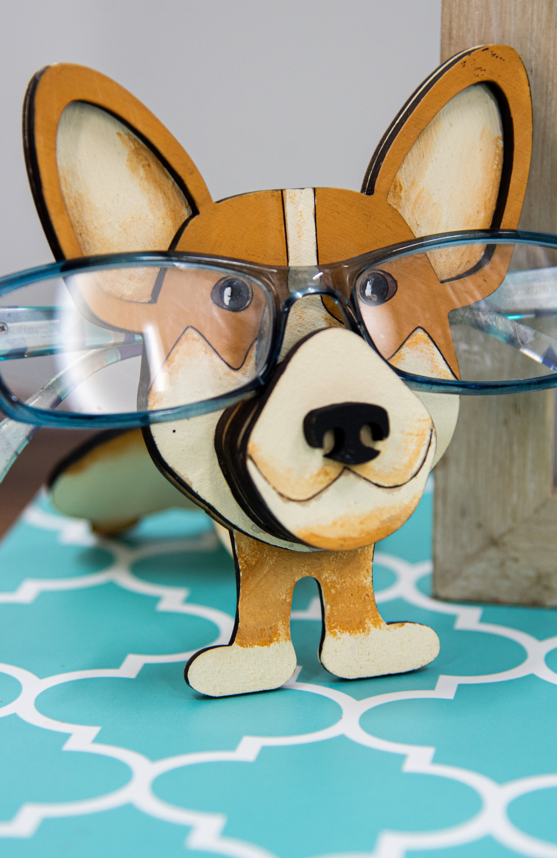 DIY paint-your-own wooden Corgi dog glasses holder kit, designed as a whimsical craft project and practical eyeglass organizer. Includes pre-cut wooden Corgi stand, ready for painting in Pembroke, Cardigan, or custom dog colors. Perfect for dog lovers, creative gift ideas, and pet-themed decor that keeps your glasses safe in adorable style.