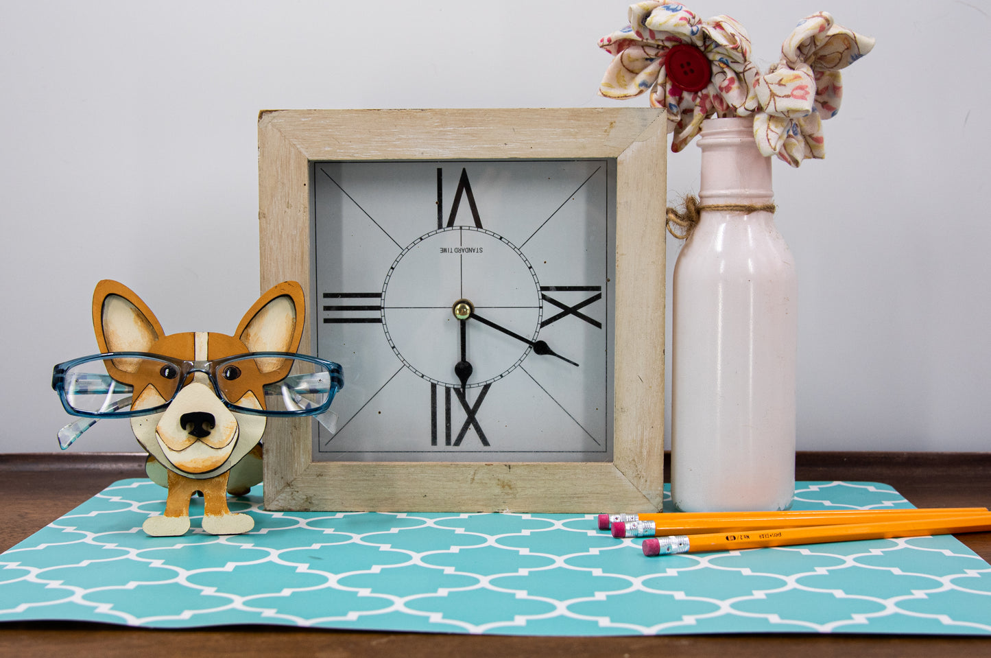 DIY paint-your-own wooden Corgi dog glasses holder kit, designed as a whimsical craft project and practical eyeglass organizer. Includes pre-cut wooden Corgi stand, ready for painting in Pembroke, Cardigan, or custom dog colors. Perfect for dog lovers, creative gift ideas, and pet-themed decor that keeps your glasses safe in adorable style.