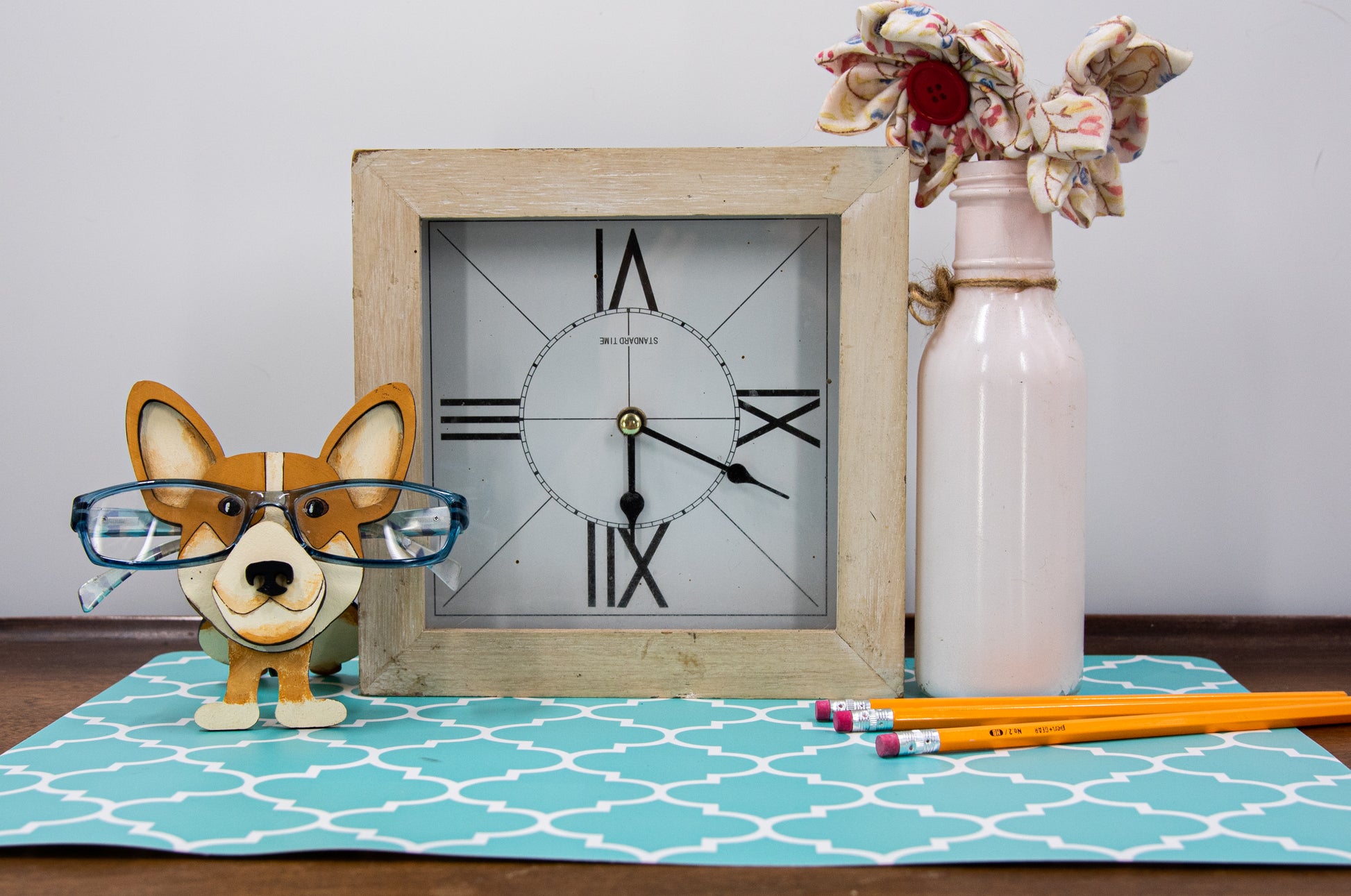 DIY paint-your-own wooden Corgi dog glasses holder kit, designed as a whimsical craft project and practical eyeglass organizer. Includes pre-cut wooden Corgi stand, ready for painting in Pembroke, Cardigan, or custom dog colors. Perfect for dog lovers, creative gift ideas, and pet-themed decor that keeps your glasses safe in adorable style.