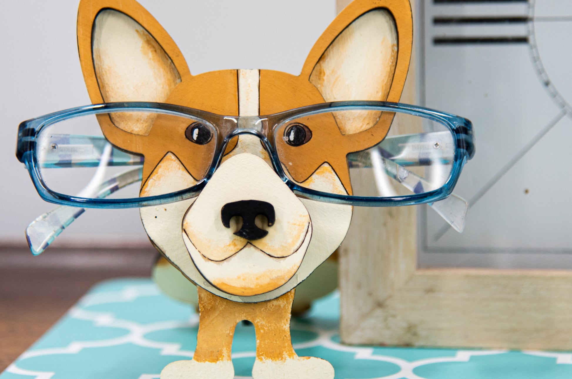 DIY paint-your-own wooden Corgi dog glasses holder kit, designed as a whimsical craft project and practical eyeglass organizer. Includes pre-cut wooden Corgi stand, ready for painting in Pembroke, Cardigan, or custom dog colors. Perfect for dog lovers, creative gift ideas, and pet-themed decor that keeps your glasses safe in adorable style.