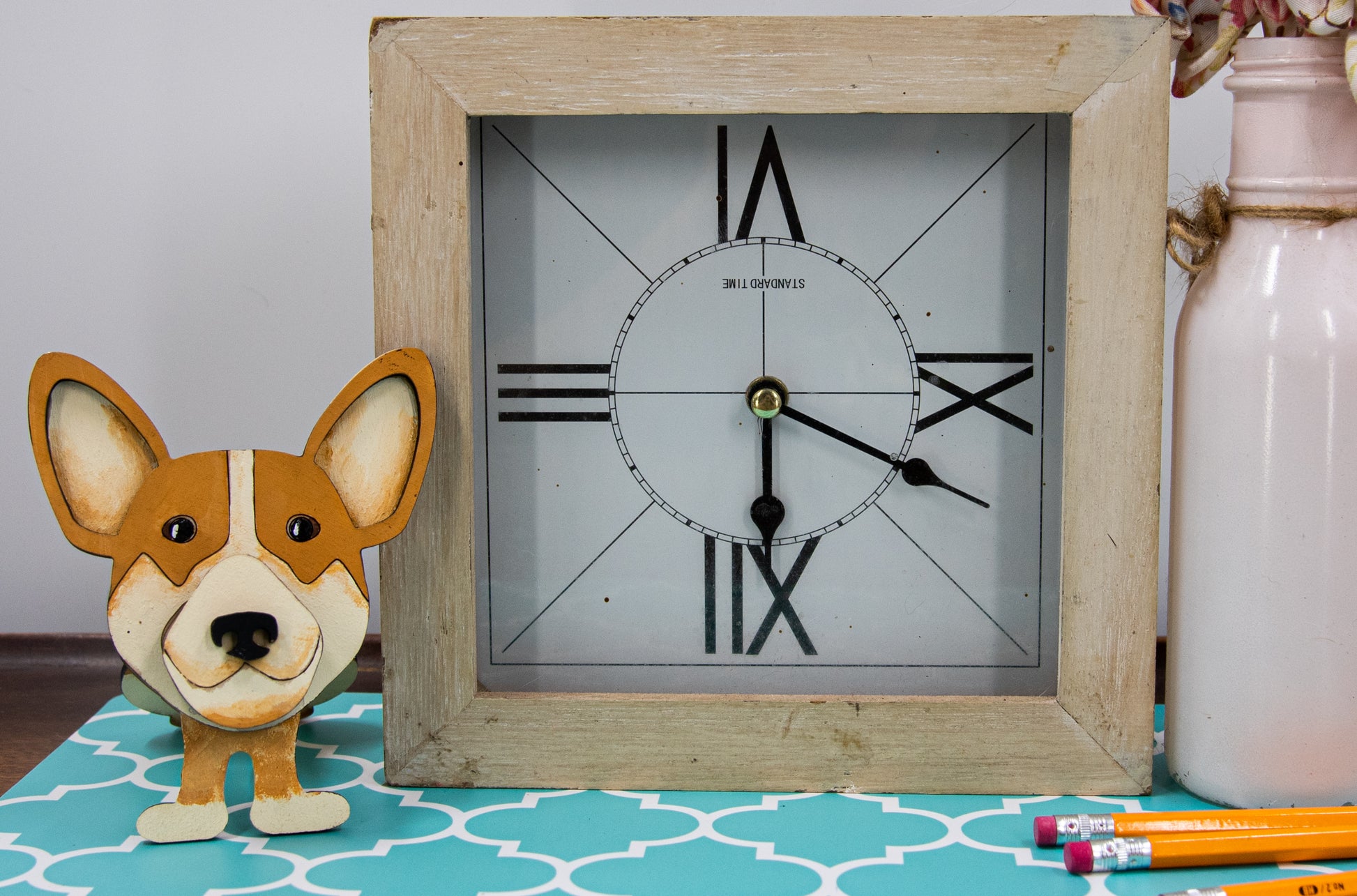 DIY paint-your-own wooden Corgi dog glasses holder kit, designed as a whimsical craft project and practical eyeglass organizer. Includes pre-cut wooden Corgi stand, ready for painting in Pembroke, Cardigan, or custom dog colors. Perfect for dog lovers, creative gift ideas, and pet-themed decor that keeps your glasses safe in adorable style.