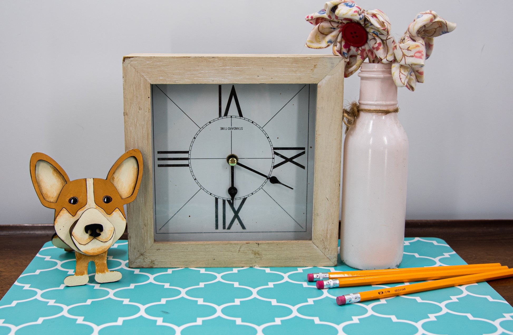 DIY paint-your-own wooden Corgi dog glasses holder kit, designed as a whimsical craft project and practical eyeglass organizer. Includes pre-cut wooden Corgi stand, ready for painting in Pembroke, Cardigan, or custom dog colors. Perfect for dog lovers, creative gift ideas, and pet-themed decor that keeps your glasses safe in adorable style.